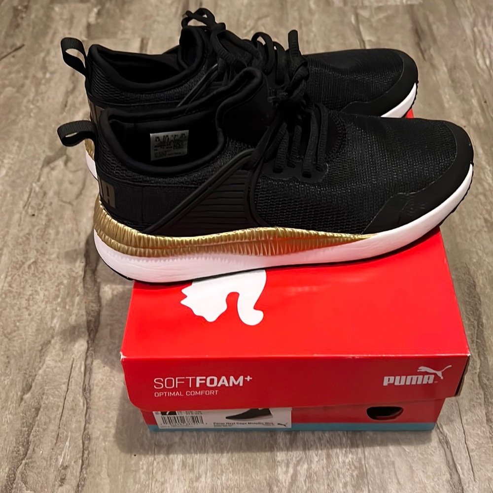 Womens Pacer Next Cage Metallic Soft Foam Pumas size 7